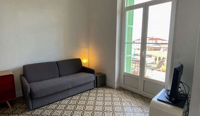 Elegant Appartement with Spacious Terrace at Garavan Palace