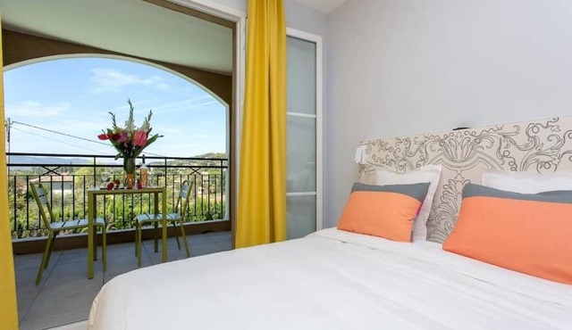 Charming Studio with Outdoor Dining Space | Cycle 1.7 Miles to Premier Golf Club