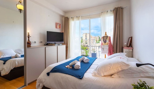 LE FRANCE AP4350 By Riviera Holiday Homes