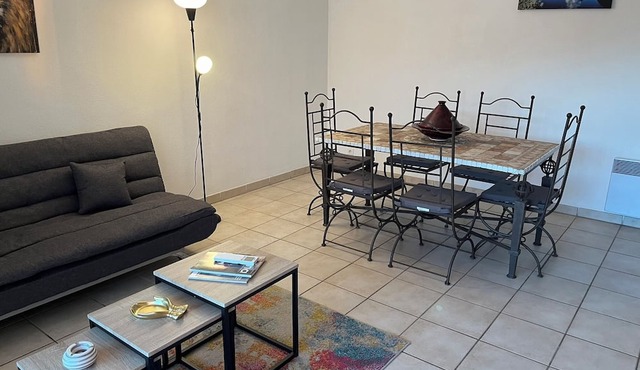 Luxury furnished 55m2 T2 apartment with air conditioning and private pool.